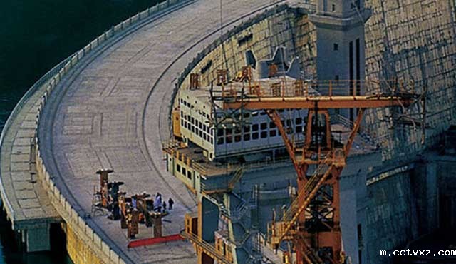 湖北大别山发电厂循环水道伸缩缝堵漏